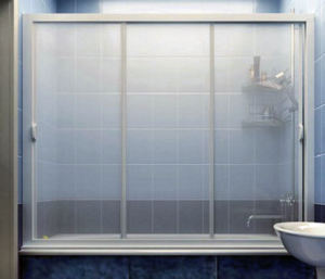 Шторки для ванной могут быть матовыми, узорными, прозрачными.