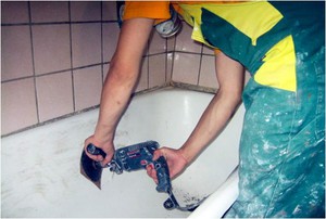 Шлифовка поверхности ванны при реставрации.