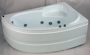 Угловая сидячая ванна также может оснащаться гидромассажем.