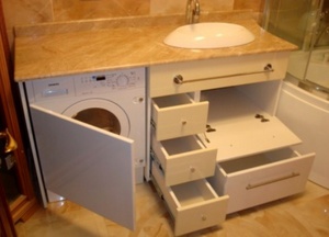 Существует много вариантов тумб под раковину, в том числе, просторных, с отделением для стиральной машинки и полками для разных вещей.