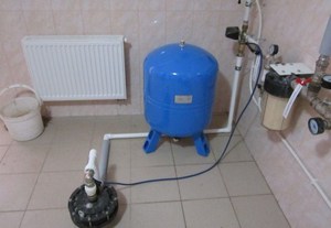 Гидроаккумулятор в доме - фото системы водоснабжения.