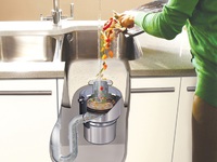 Измельчитель пищевых отходов для кухни - удобное приспособление.