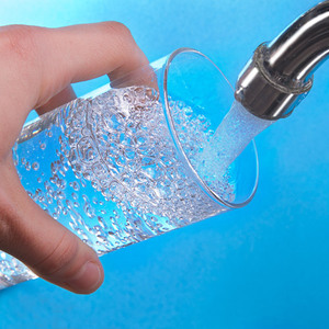 После фильтрации вода становится чистой и безопасной.