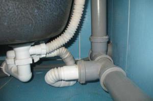 Полиэтиленовые трубы для обустройства внутренней канализации.