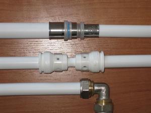 Водопровод создают часто из металлопластиковых труб.