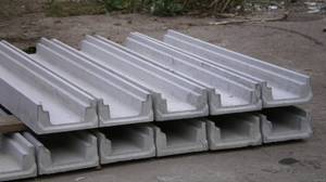 Лоток водоотводный из бетона может быть мелкосидящим.