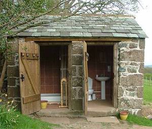 Туалет и душ на даче часто обустраивают в одной постройке.