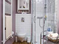 Ванная комната с душевой кабиной позволяет экономить место.