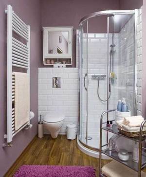 Ванная комната с душевой кабиной позволяет экономить место.
