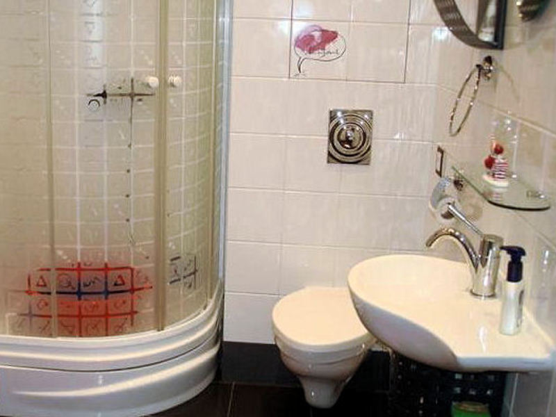 Ванная с душевой кабиной - это удобное решение, теперь можно в комнате разместить также стиральную машину.